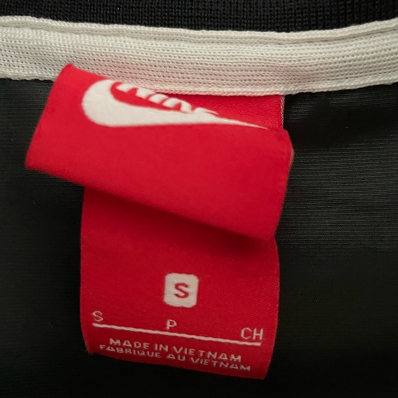 Women’s Nike Windbreaker - Picture 4 of 4